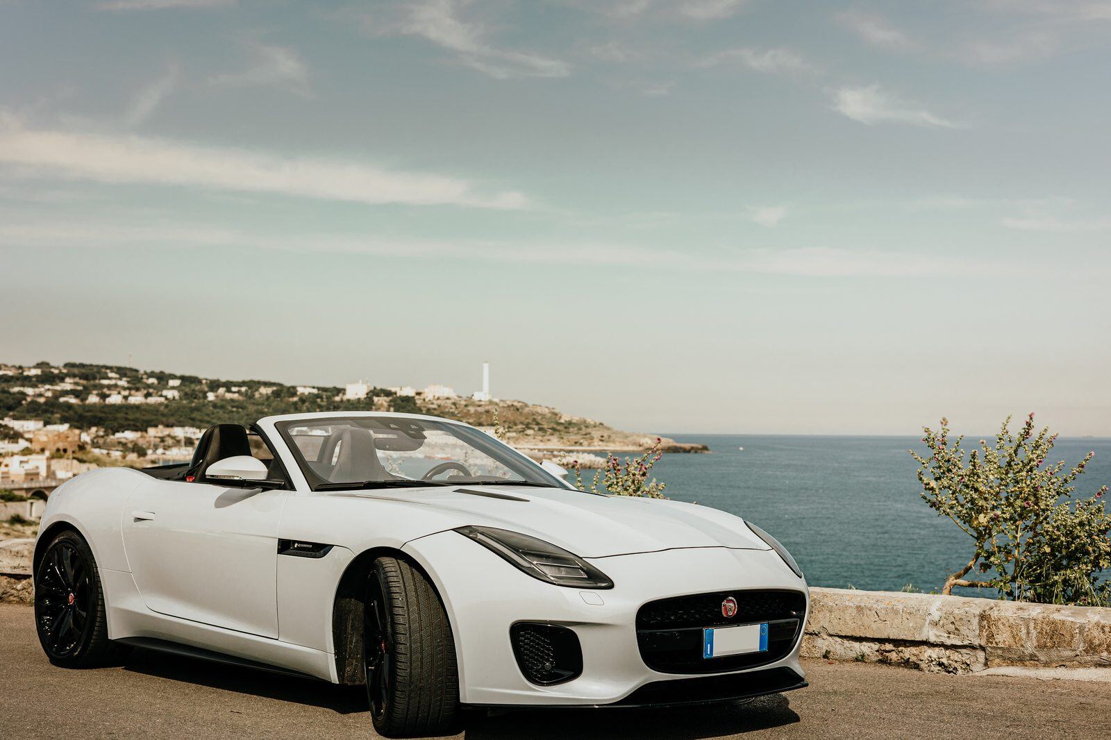 Jaguar F-Type Cabrio in un ambiente sobrio sul lungomare del Salento Jaguar F-Type Cabrio in un ambiente sobrio sul lungomare del Salento
