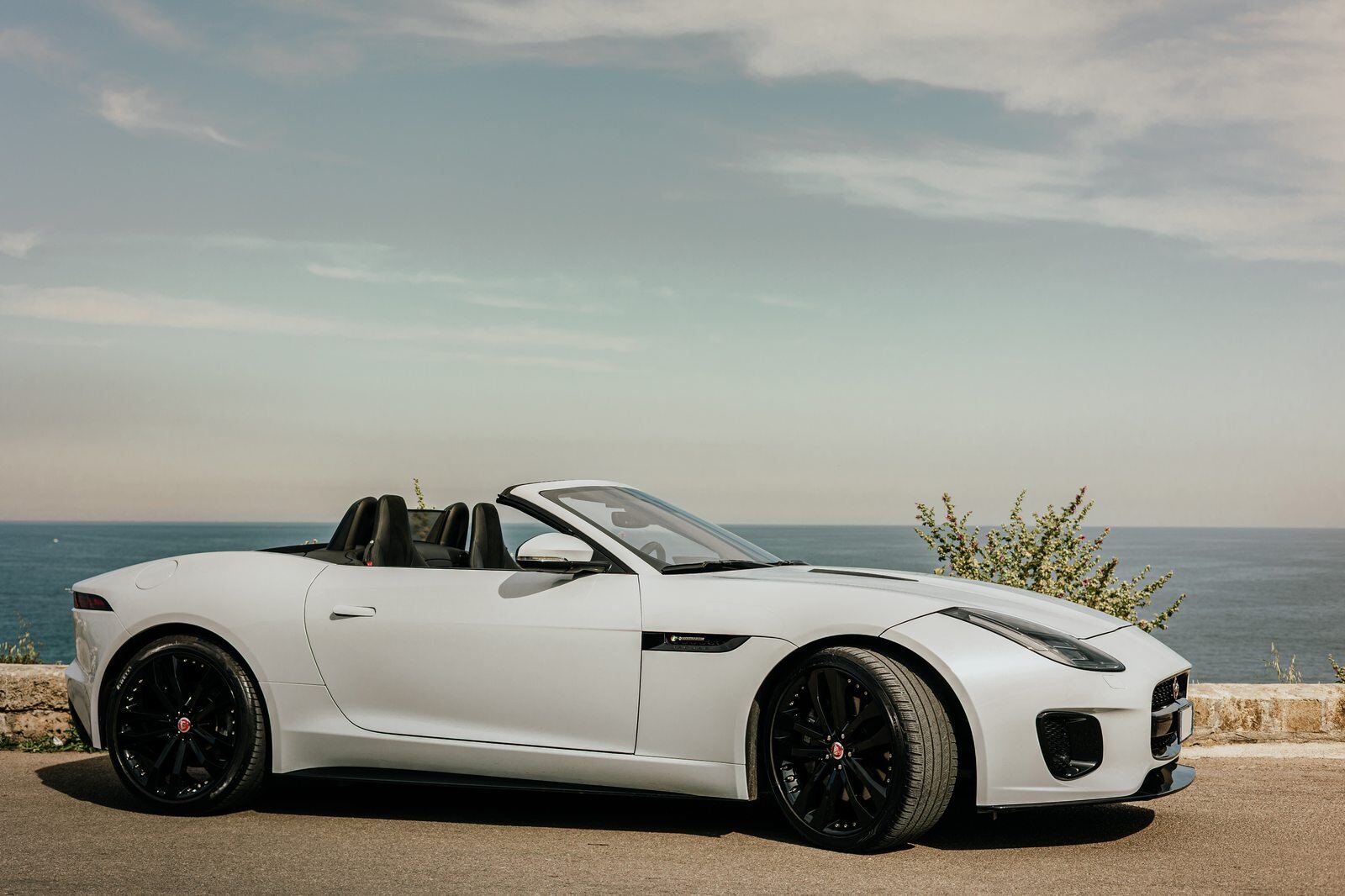 Jaguar F-Type R-Dynamic Convertible, profilo laterale sul lungomare del Salento Jaguar F-Type R-Dynamic Convertible, profilo laterale sul lungomare del Salento