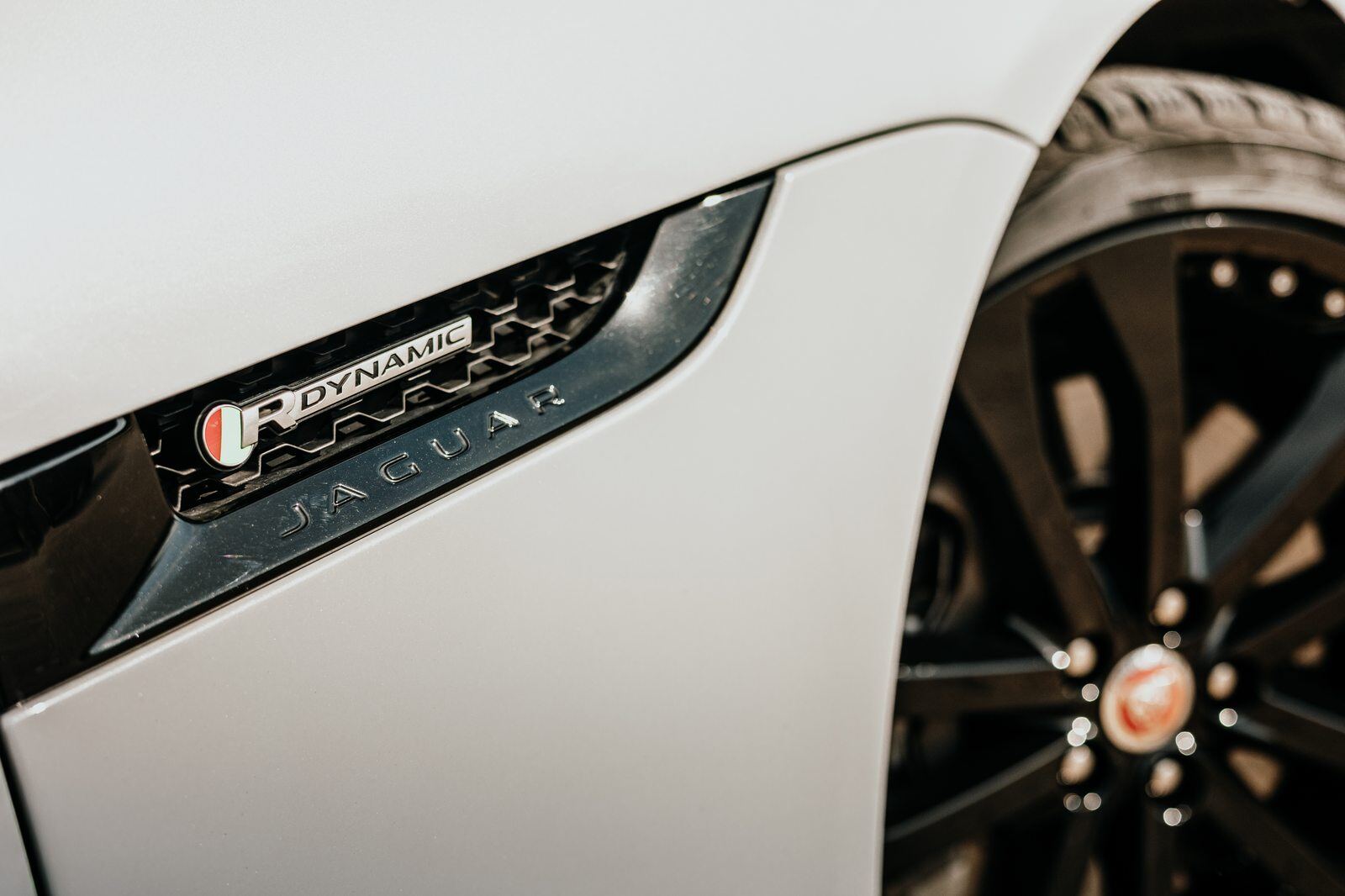 Dettaglio badge R-Dynamic sul parafango della Jaguar F-Type
