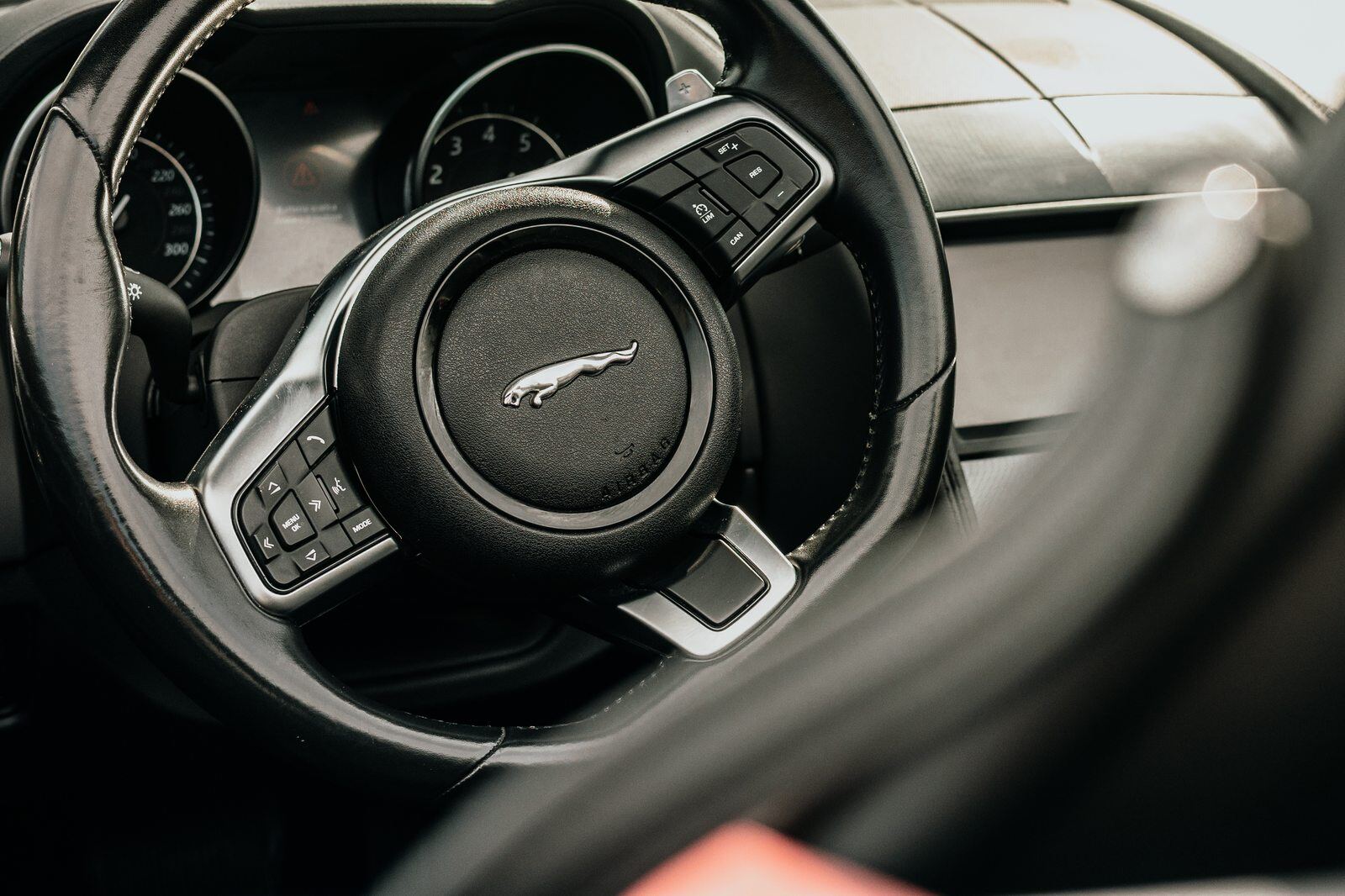 Volante sportivo Jaguar in pelle e Alcantara con paddle al volante