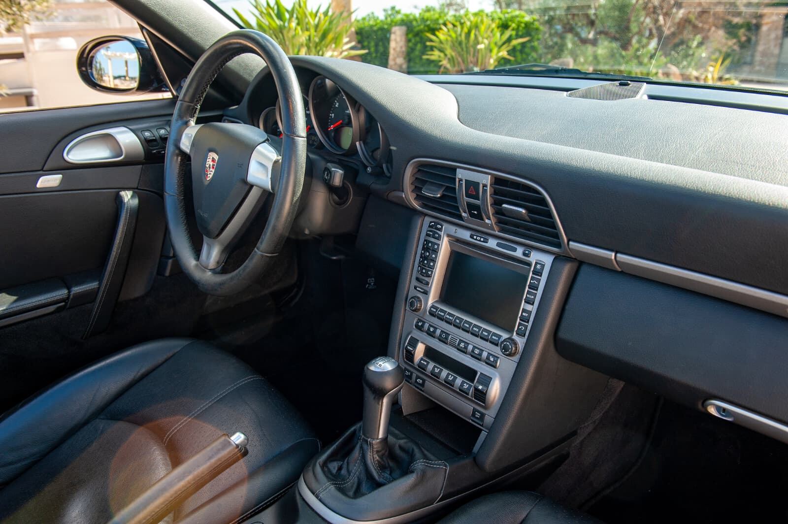 Abitacolo della Porsche 997 con PCM e leva del cambio manuale a sei marce Abitacolo della Porsche 997 con PCM e leva del cambio manuale a sei marce