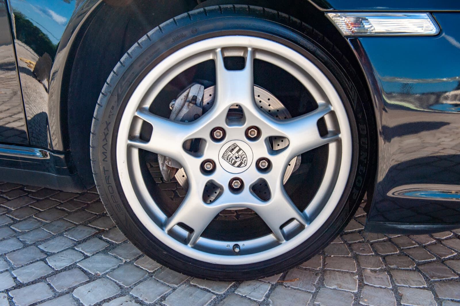 Cerchio originale Porsche Carrera S da 19 pollici con pneumatico Dunlop Cerchio originale Porsche Carrera S da 19 pollici con pneumatico Dunlop