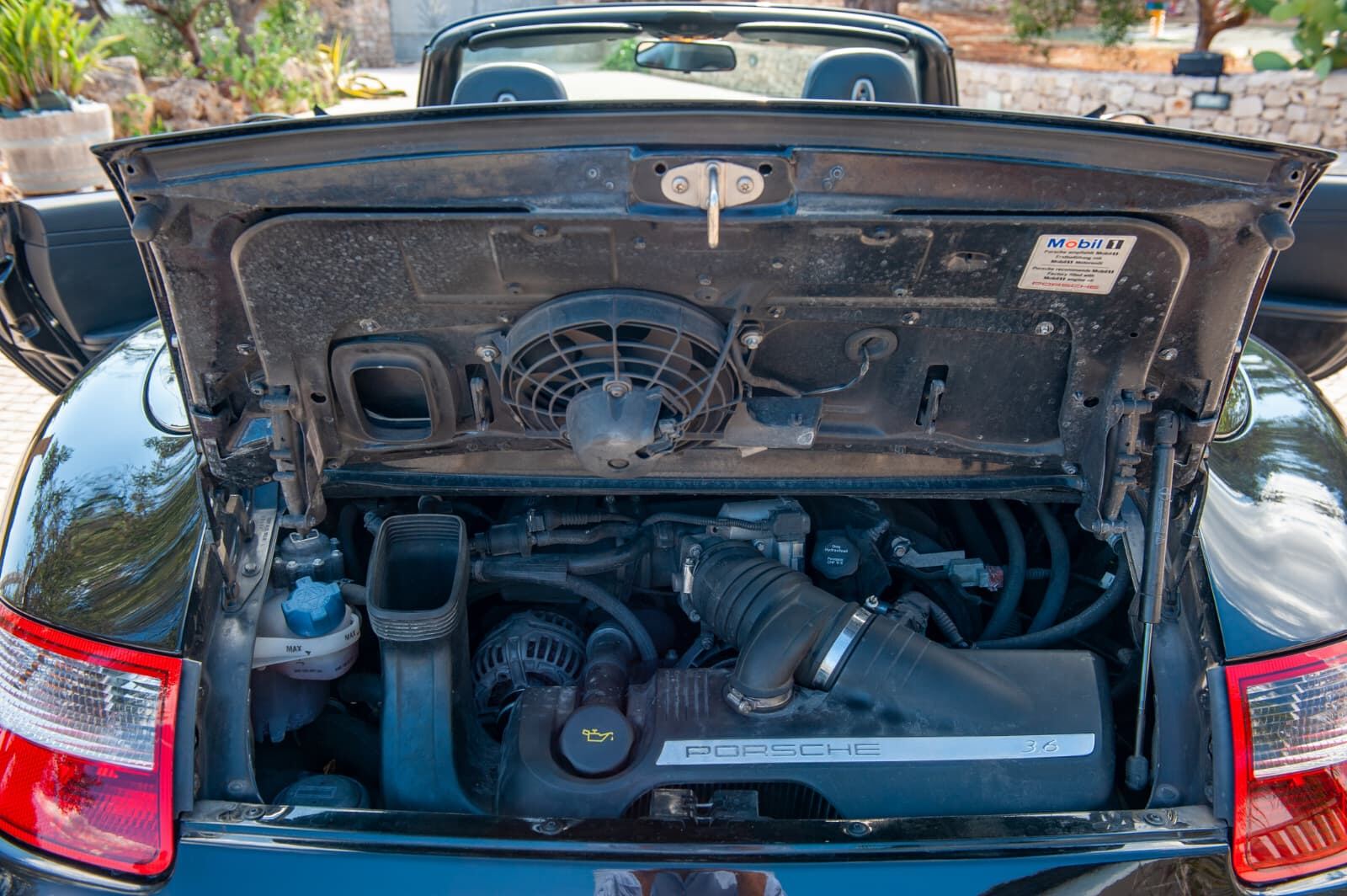Vano motore aperto della Porsche 911 Carrera 4 Cabriolet con il boxer 3.6 aspirato
