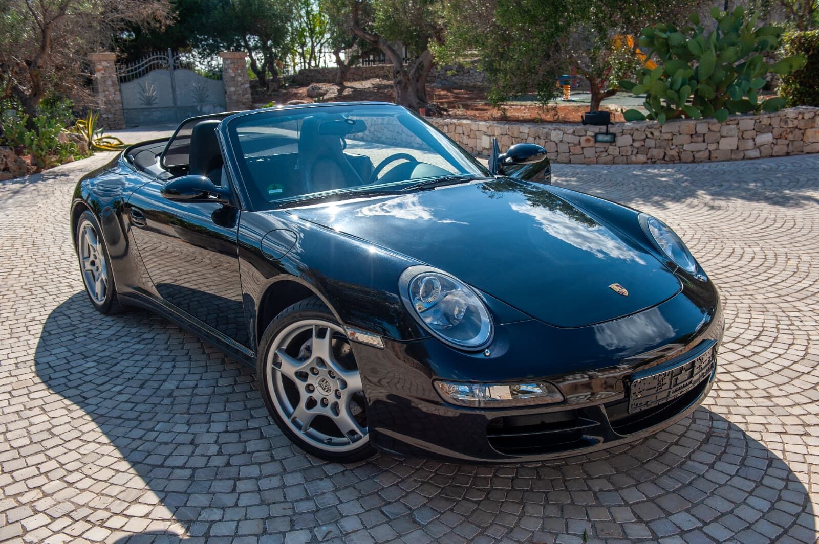 Porsche 911 Carrera 4 Cabriolet, vista 3/4 anteriore Porsche 911 Carrera 4 Cabriolet, vista 3/4 anteriore