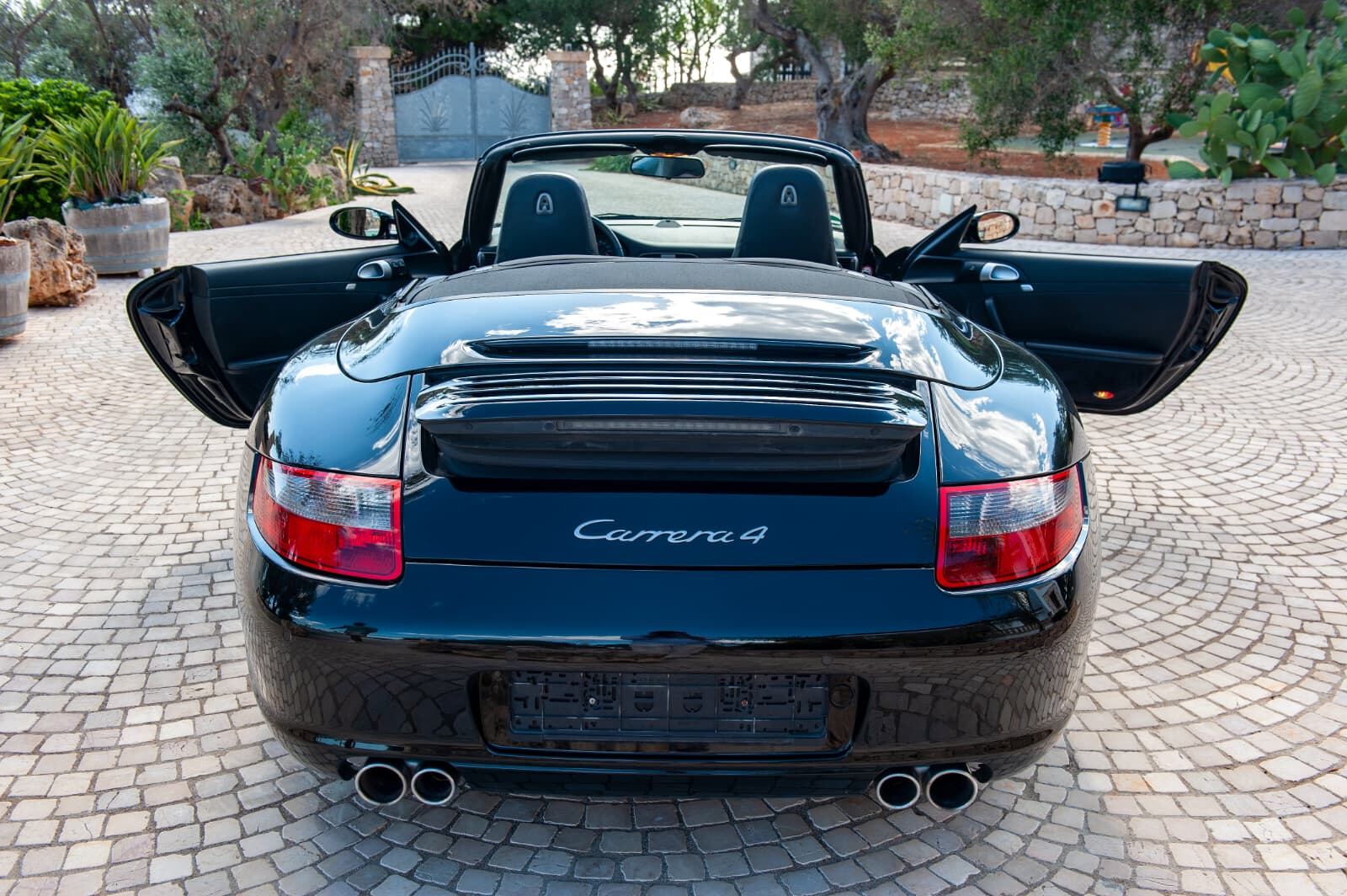 Coda della Porsche 911 con la scritta Carrera 4 e il doppio terminale di scarico Coda della Porsche 911 con la scritta Carrera 4 e il doppio terminale di scarico